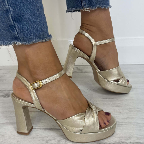 Unisa Onoa Gold Platform Sandals Platino