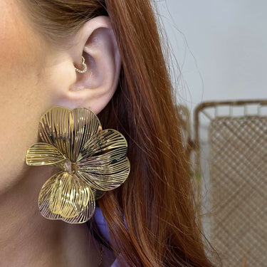 bejeweled-at-soul-gold-flower-stud-earrings