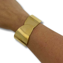 chunky-gold-hinged-bangle