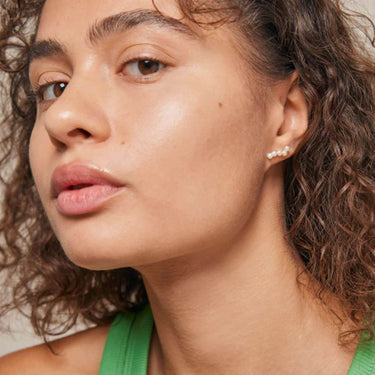 enamel-copenhagen-gold-evie-pearl-stud-earrings