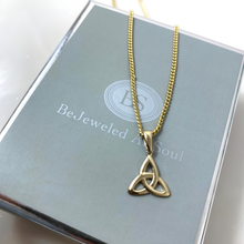 gold-trinity-pendant-chain-necklace-set