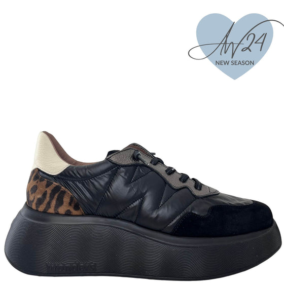 Wonders Black Leather Black Sole Brand Lace Sneakers