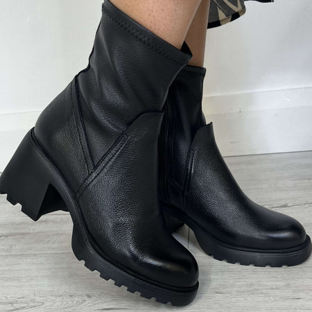 Wonders Black Leather Chunky Boots