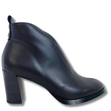wonders-black-leather-pointed-toe-ankle-boots_3