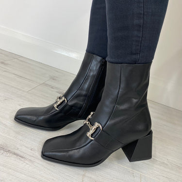 Wonders Black Leather Square Toe Boots
